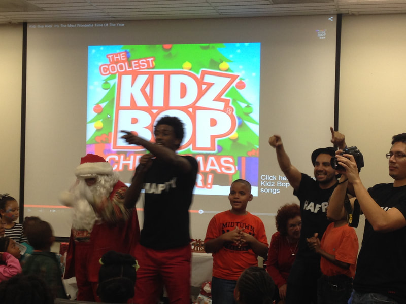 Voluntarios compartiendo con niños durante una actividad comunitaria