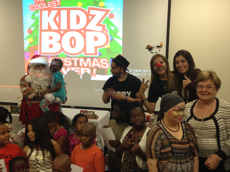 Familias y voluntarios en actividad de God Seven Foundation